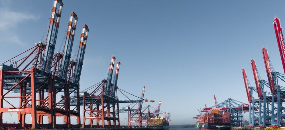 Container terminal with quay cranes